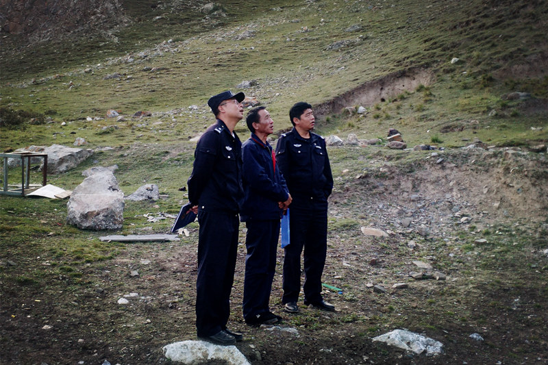 興?？h公安局治安大隊到銅鑫公司例行安全專項檢查